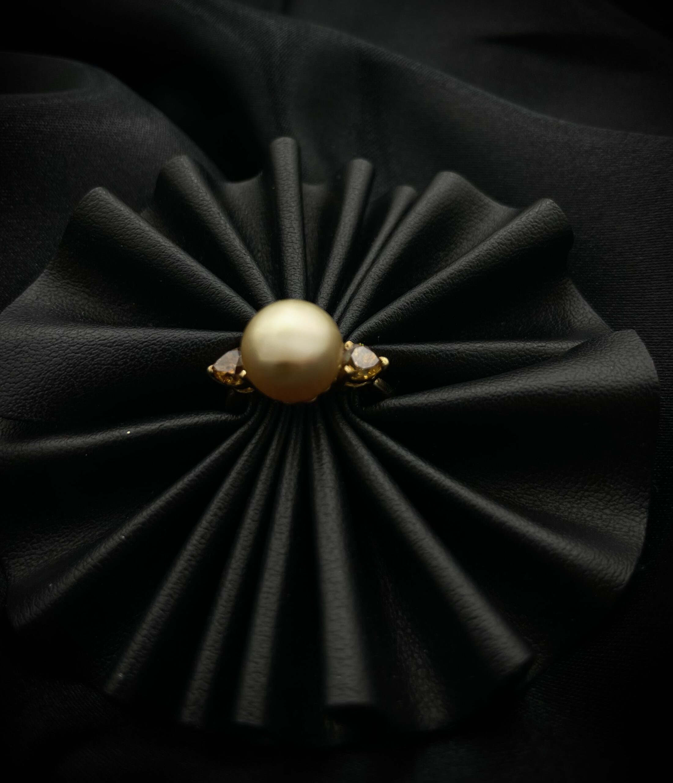 Anello perla gold e diamanti fancy - immagine 3
