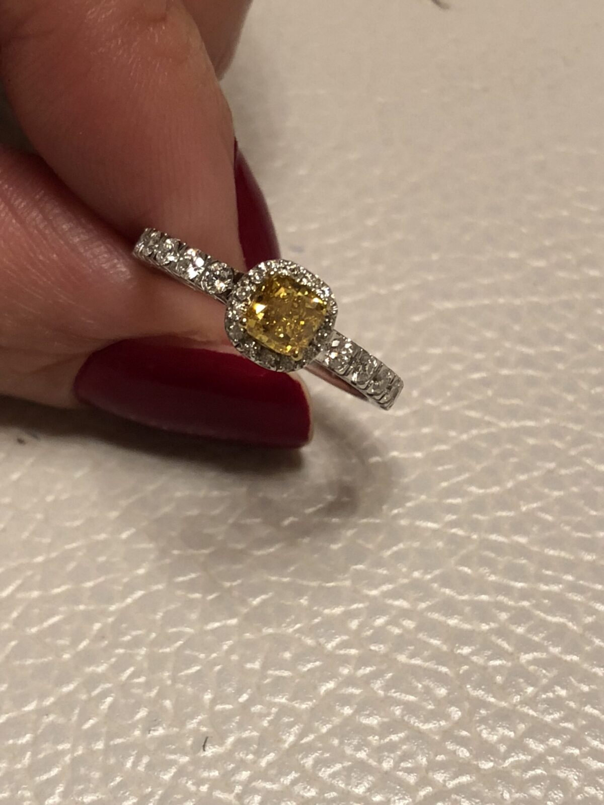 Anello diamante fancy yellow