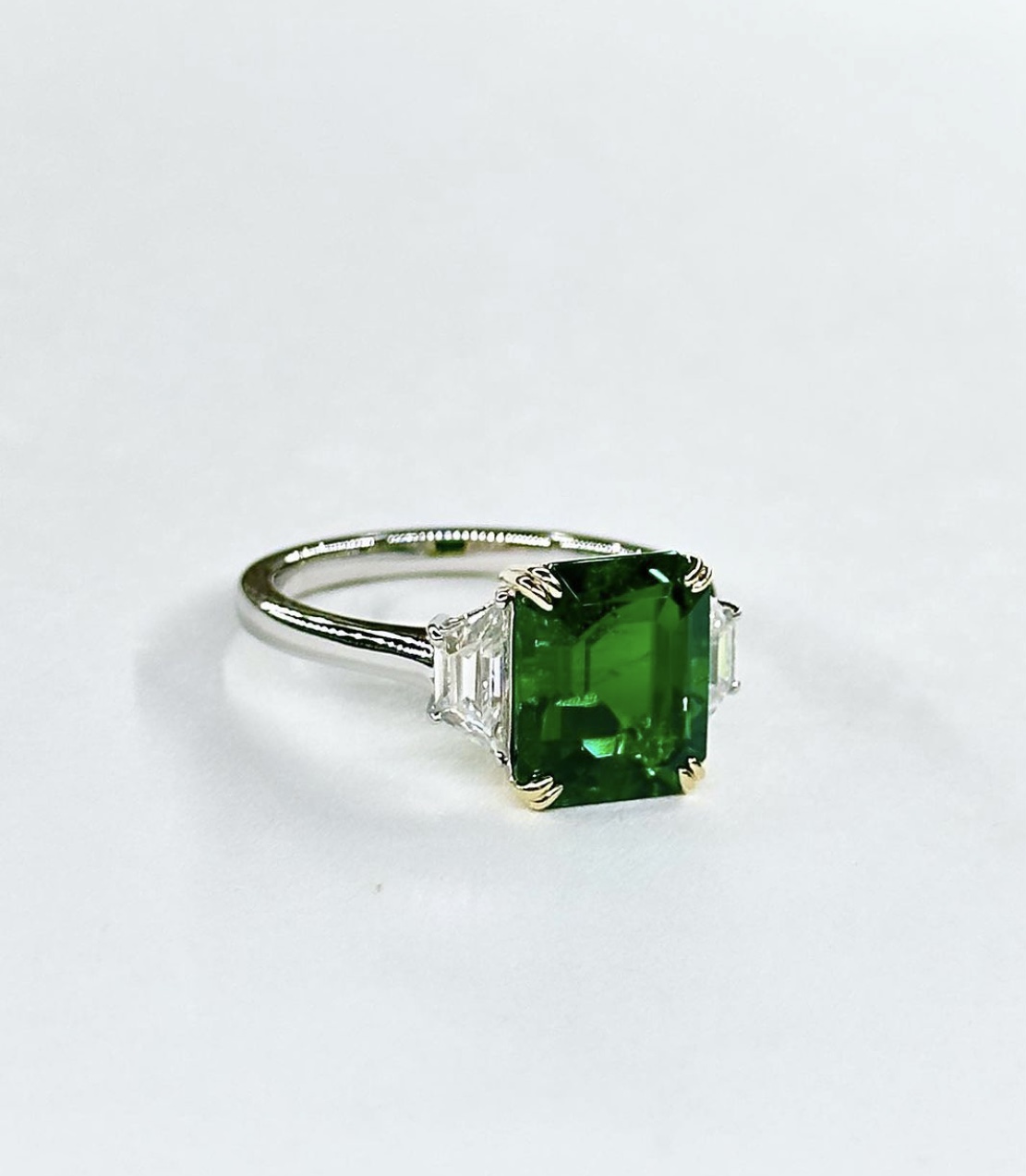 Anello Smeraldo e baguettes - immagine 2