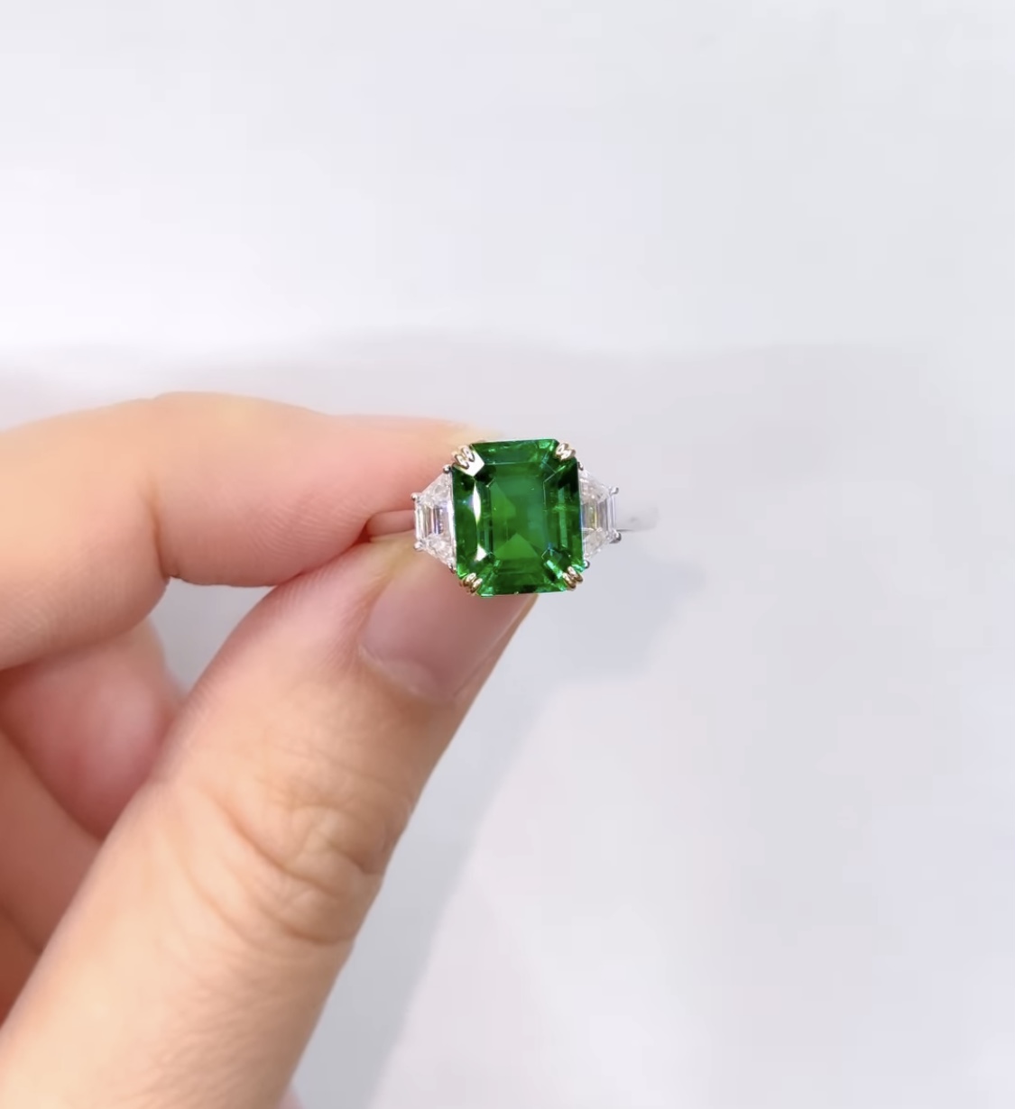 Anello Smeraldo e baguettes - immagine 4