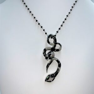 Ciondolo Snake smaltato nero su oro bianco