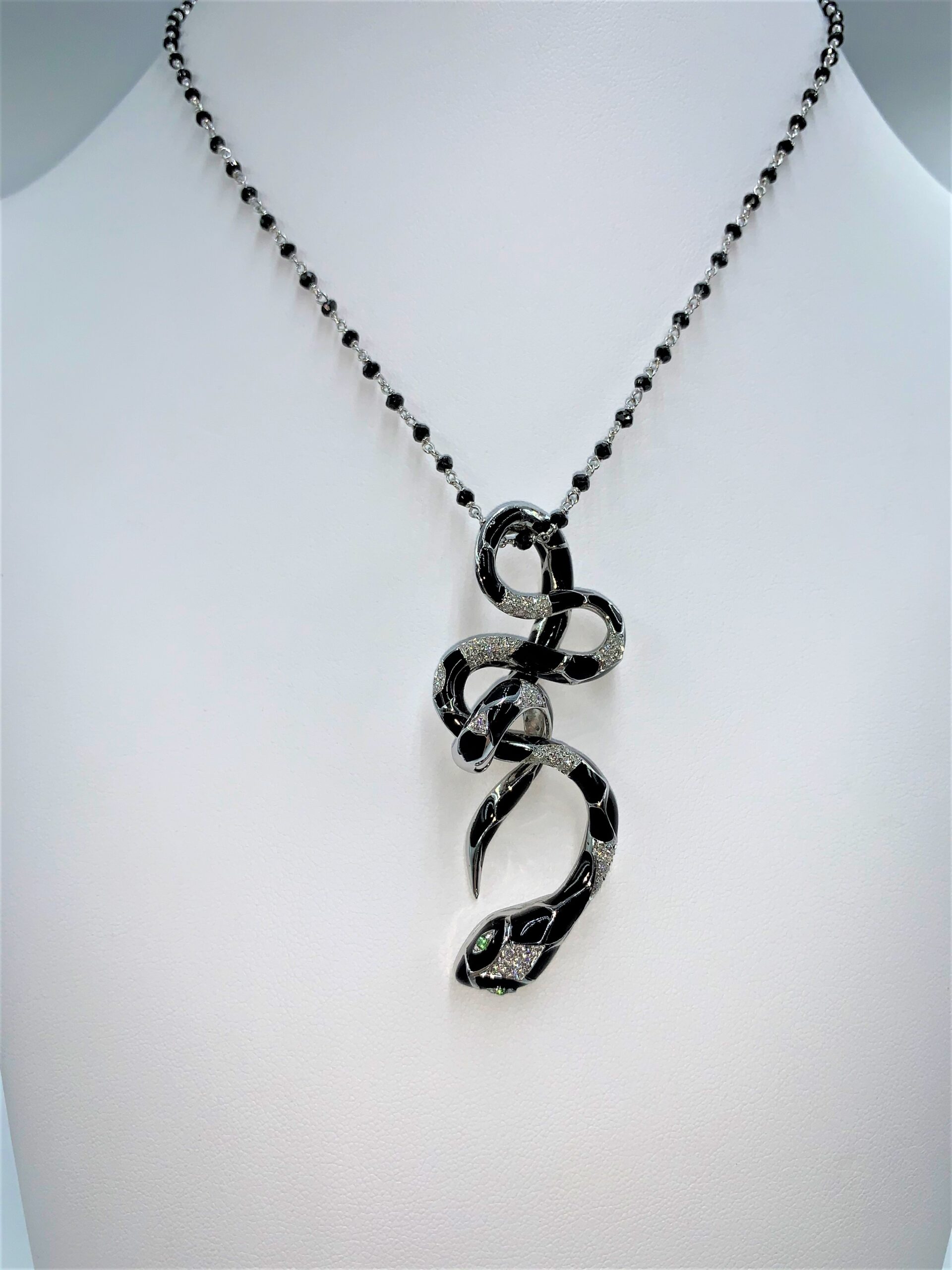Ciondolo Snake smaltato nero su oro bianco