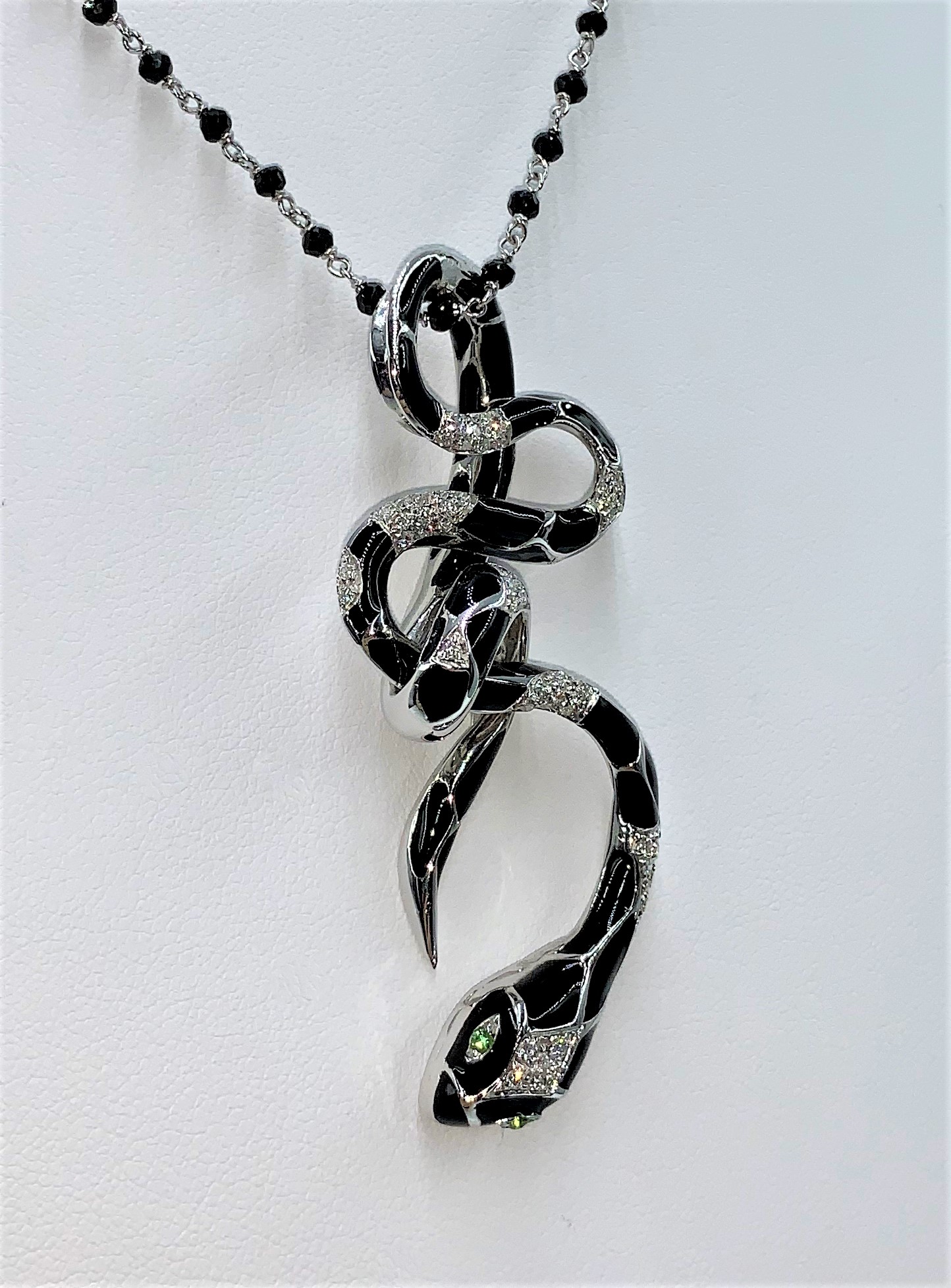 Ciondolo Snake smaltato nero su oro bianco - immagine 2