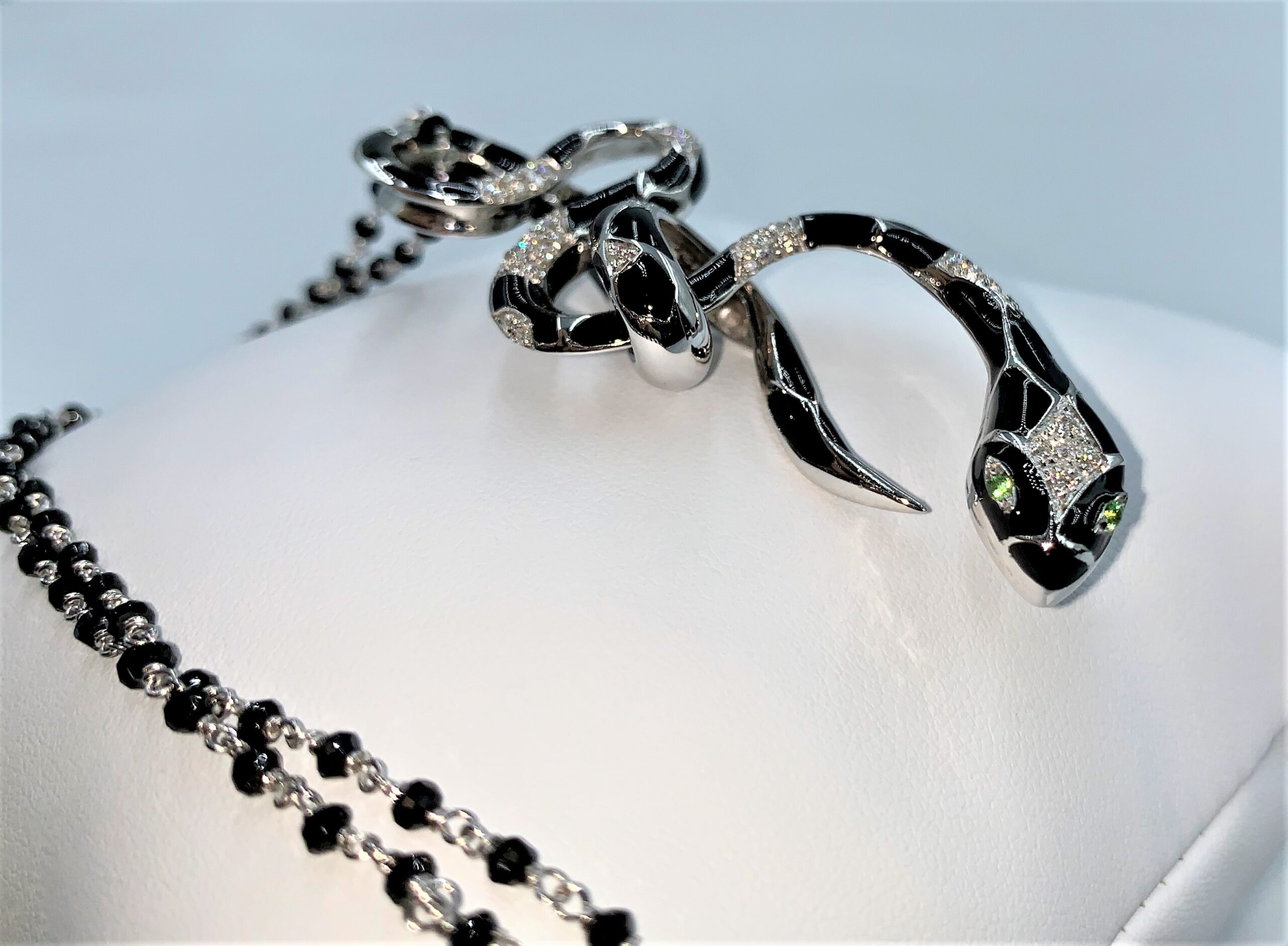 Ciondolo Snake smaltato nero su oro bianco - immagine 3
