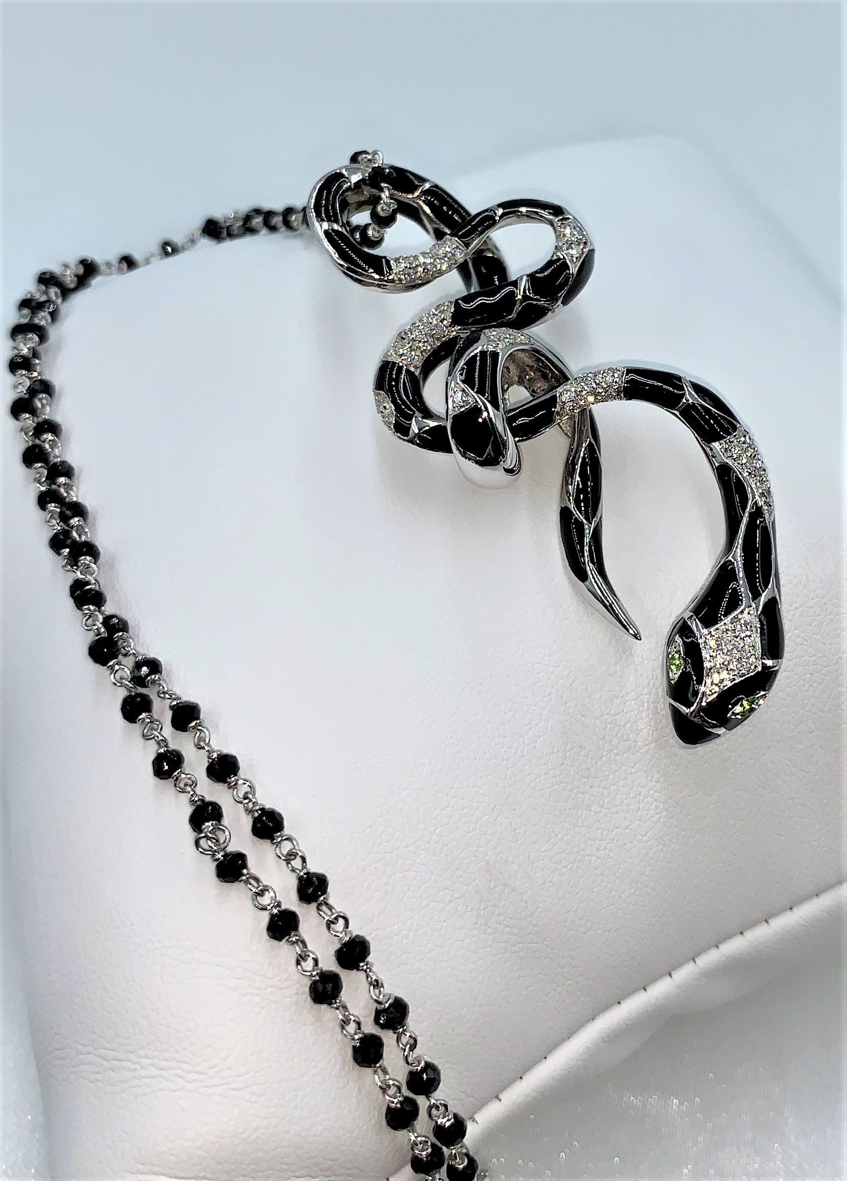 Ciondolo Snake smaltato nero su oro bianco - immagine 4