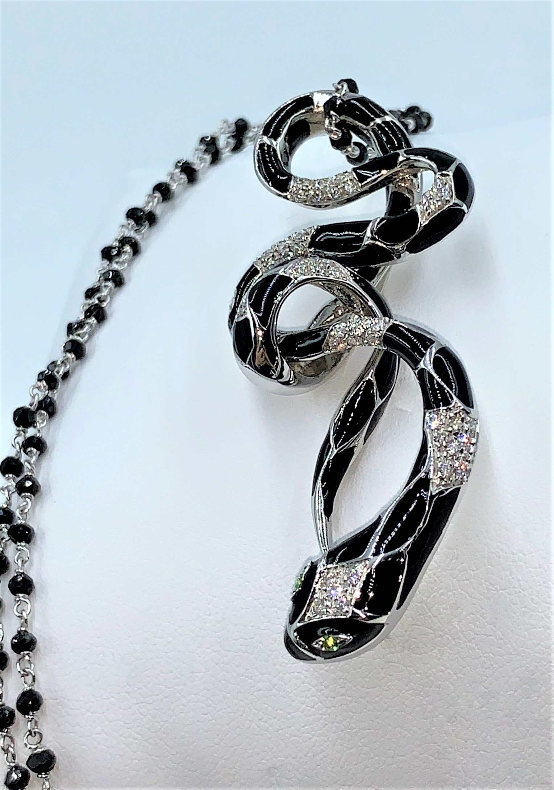 Ciondolo Snake smaltato nero su oro bianco - immagine 5