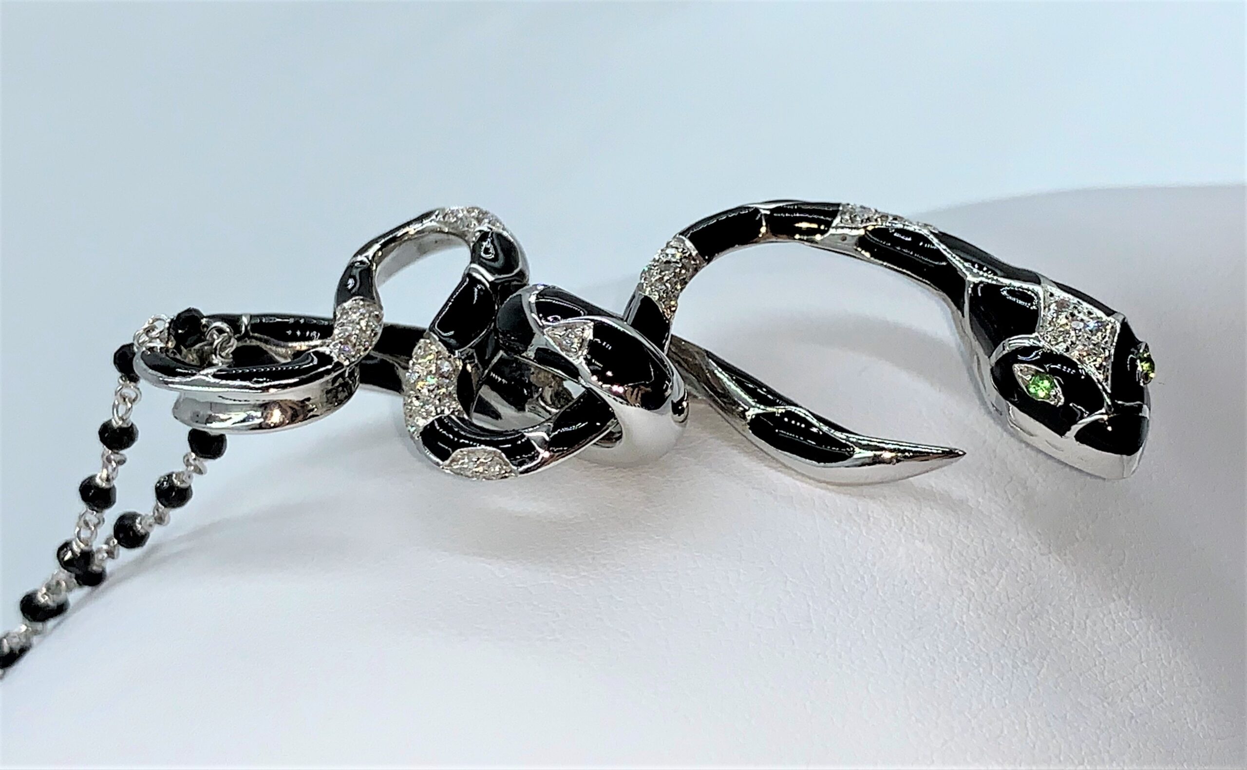 Ciondolo Snake smaltato nero su oro bianco - immagine 6