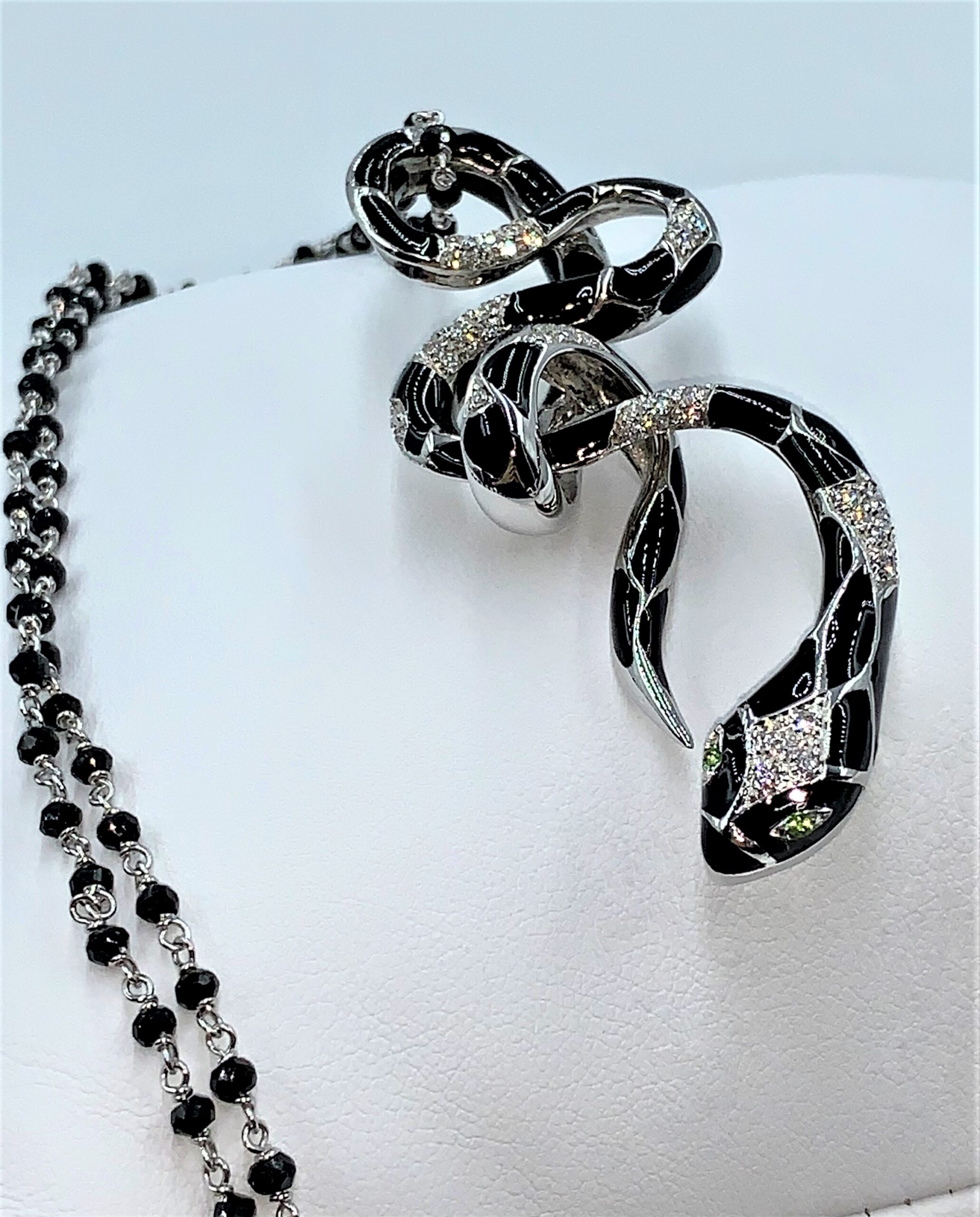 Ciondolo Snake smaltato nero su oro bianco - immagine 7