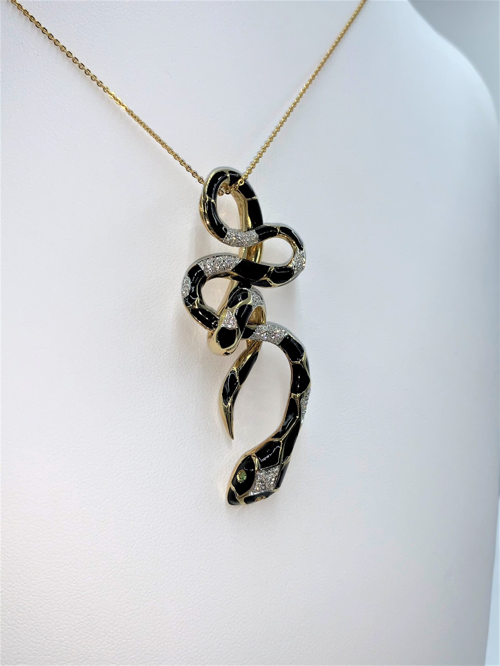Ciondolo Snake smalto nero su oro giallo