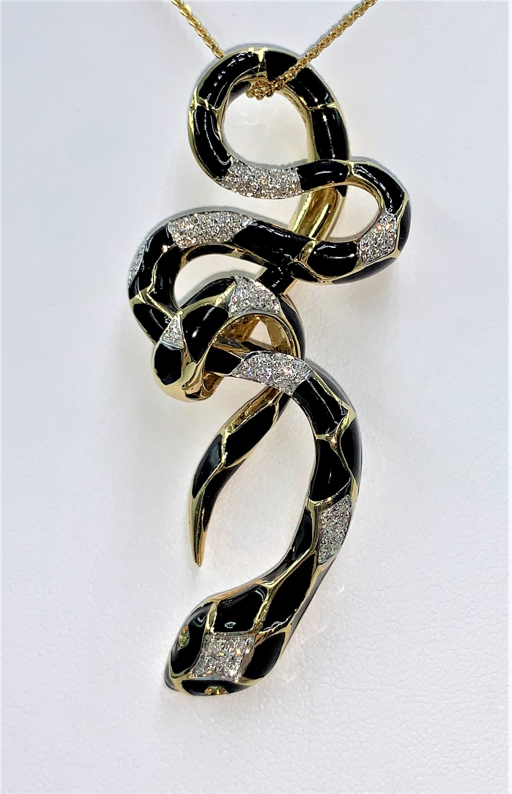 Ciondolo Snake smalto nero su oro giallo - immagine 2