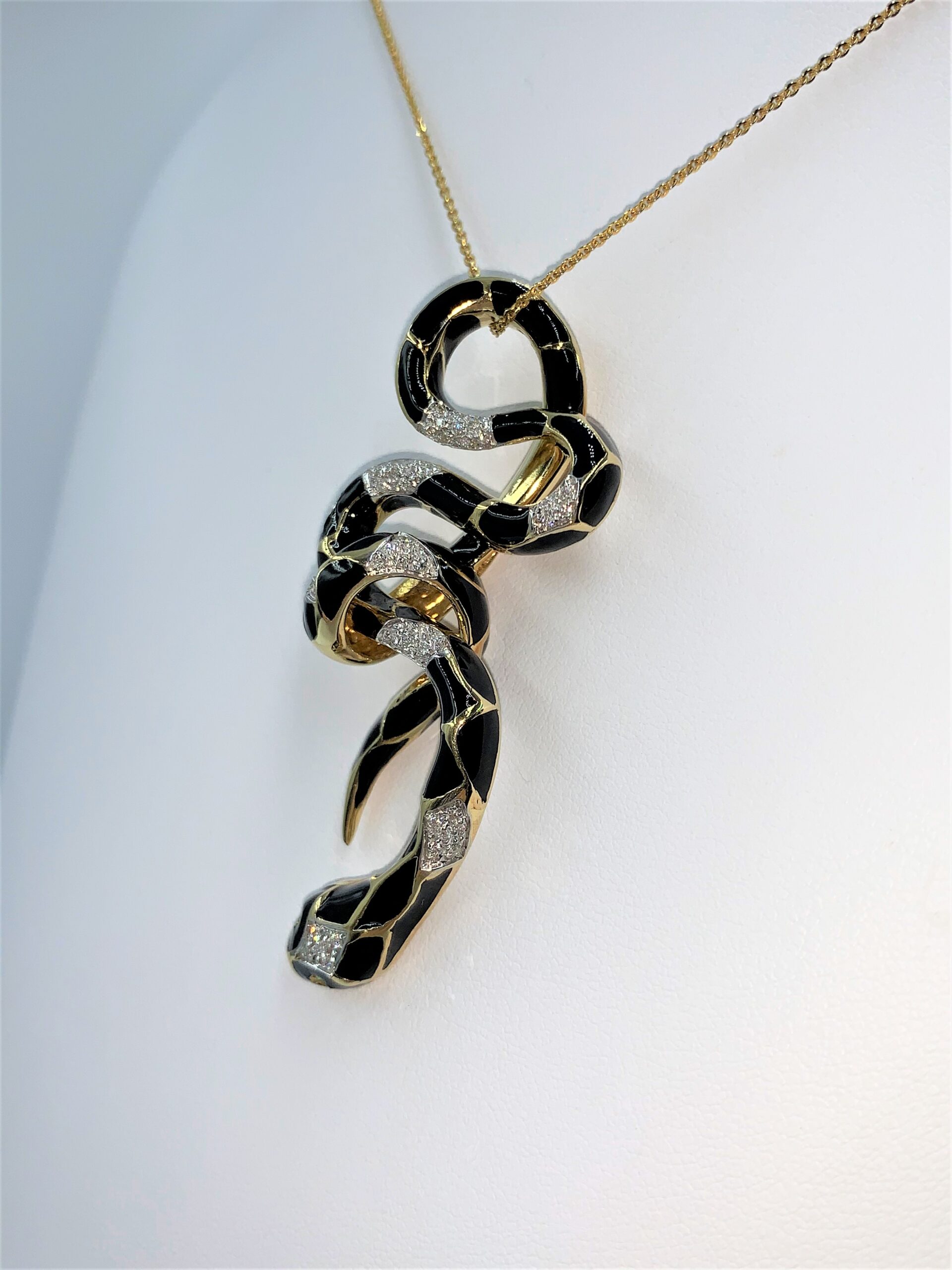 Ciondolo Snake smalto nero su oro giallo - immagine 3