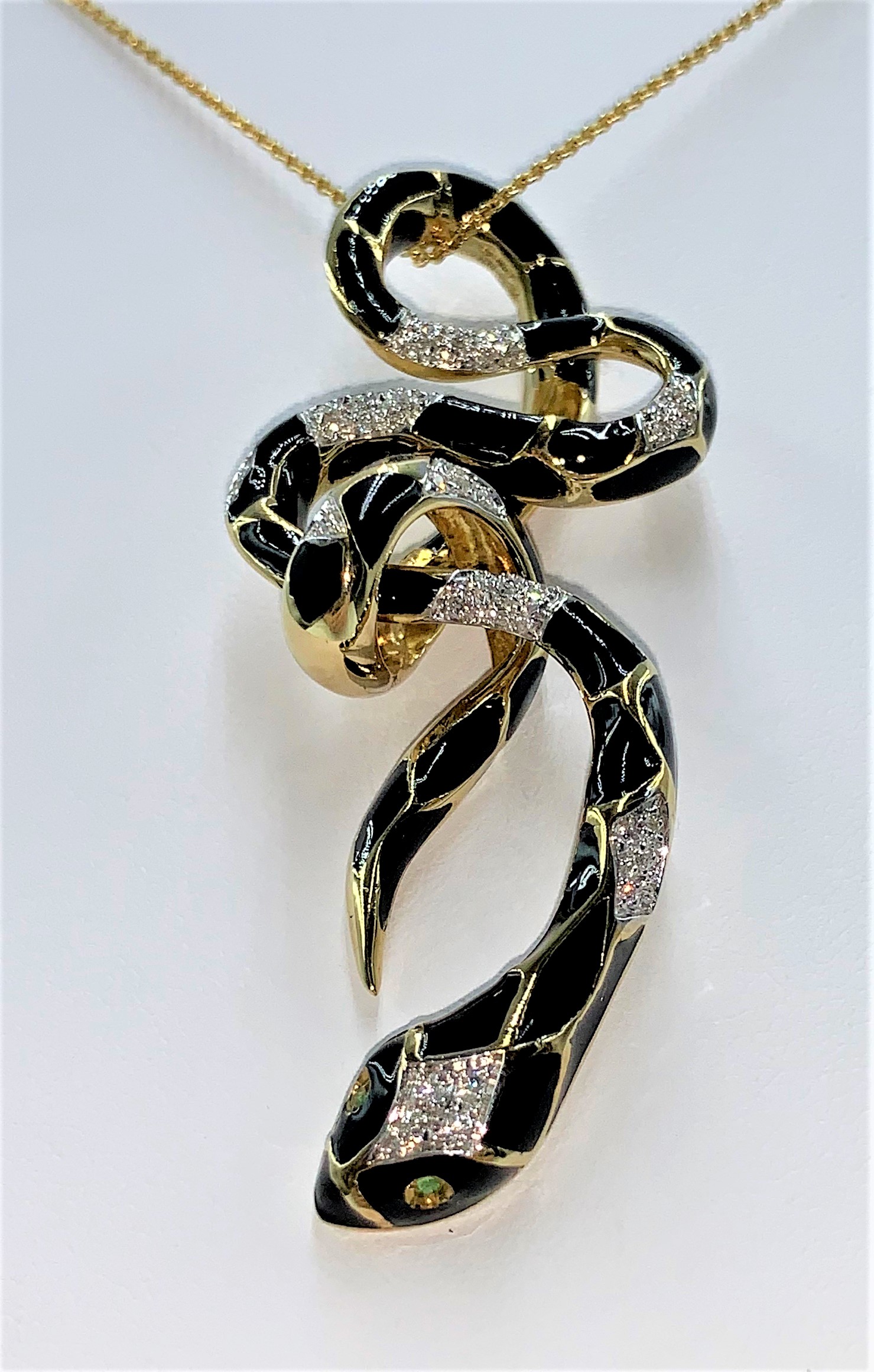 Ciondolo Snake smalto nero su oro giallo - immagine 4