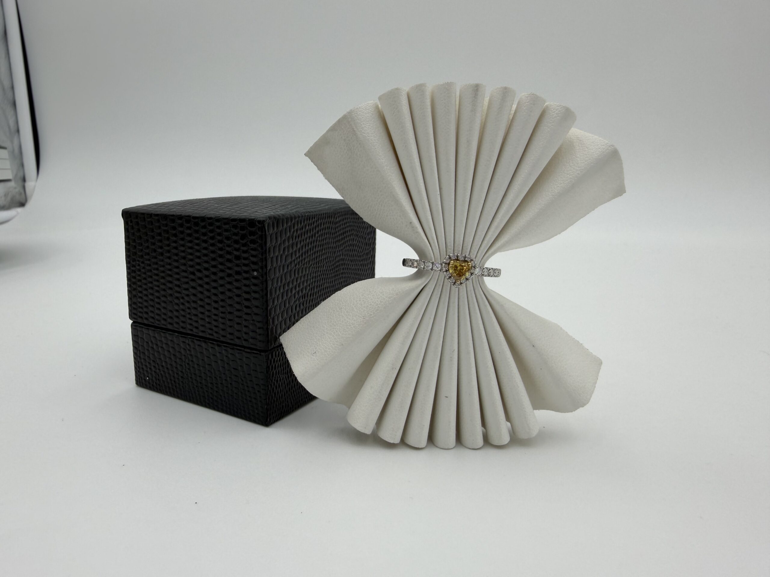 Anello fancy yellow cuore - immagine 3
