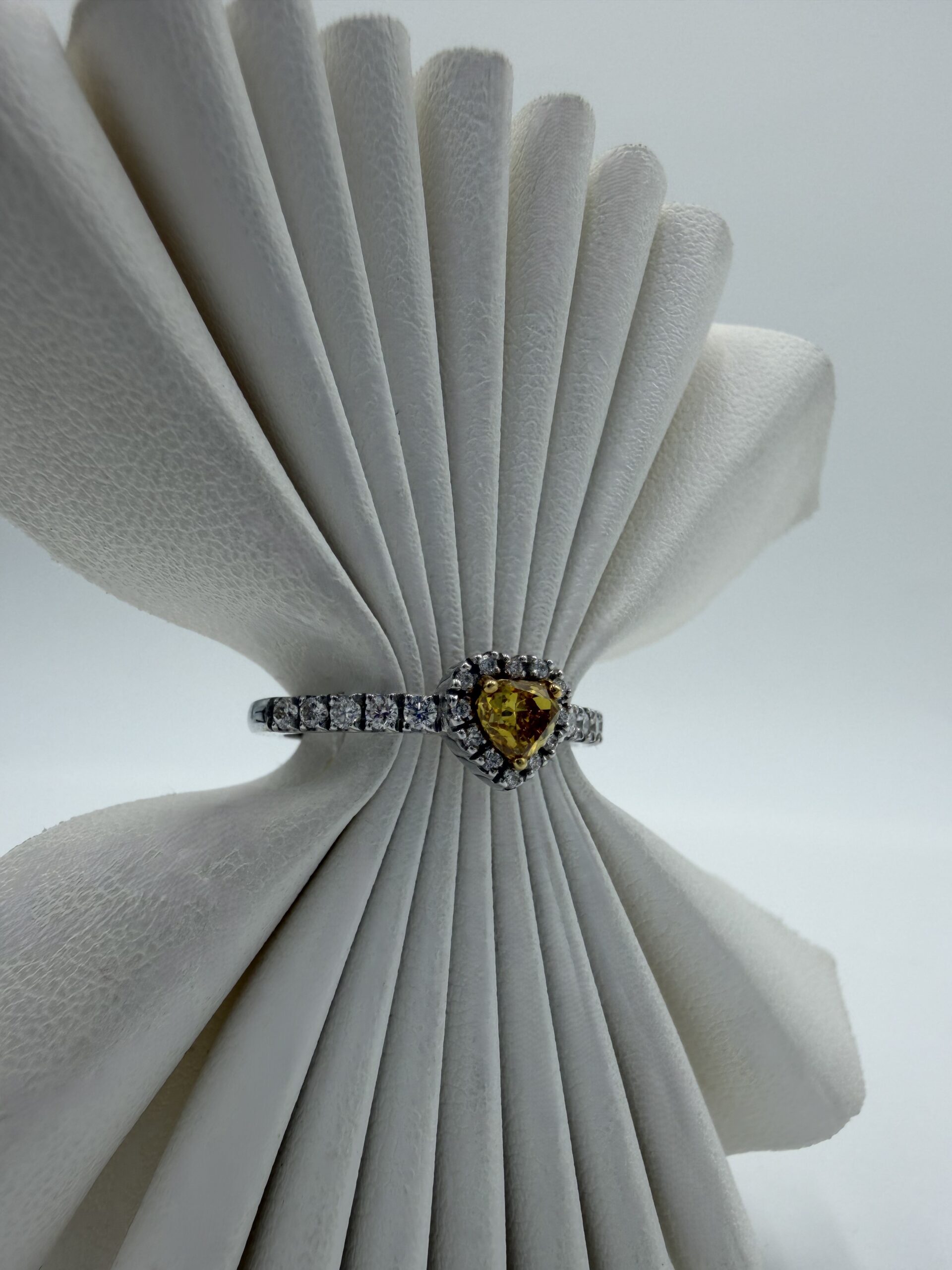 Anello fancy yellow cuore - immagine 2